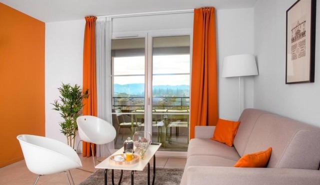 Spacious 2BR Duplex overlooking Green Parklands | Unwind in the Onsite Sauna