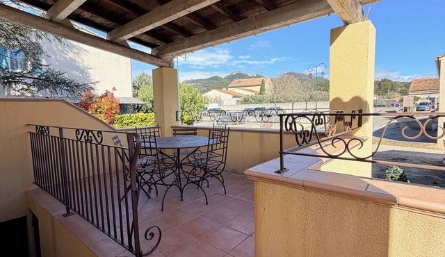 Spacious, air-conditioned apartment with a terrace between Dentelles Ventoux and Avignon