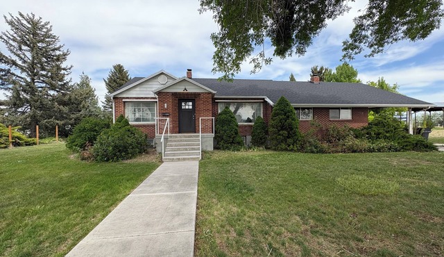 Spacious and secluded 5-bedroom farmhouse with AC, WiFi in charming Tremonton in Tremonton