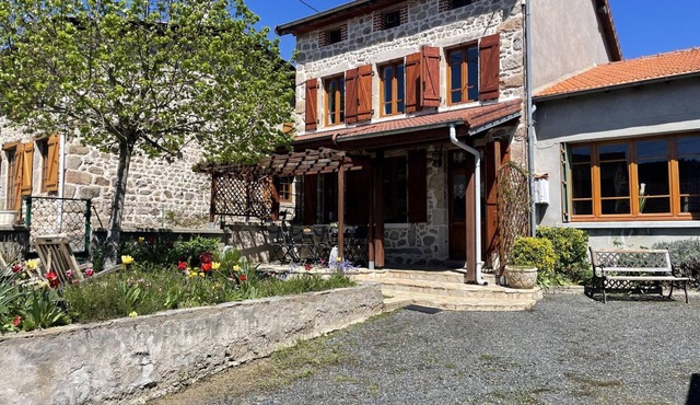 Spacious and serene cottage with garden, pets allowed