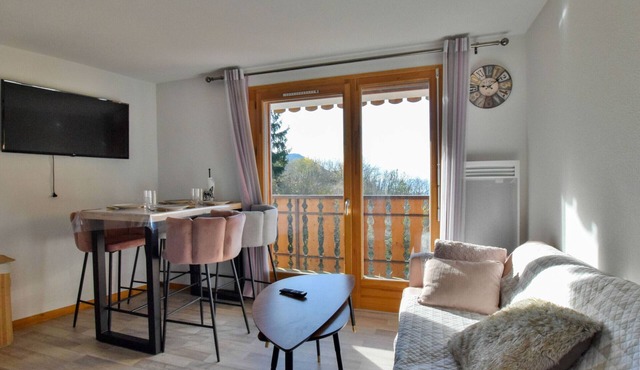 Spacious apartment near slopes with private parking
