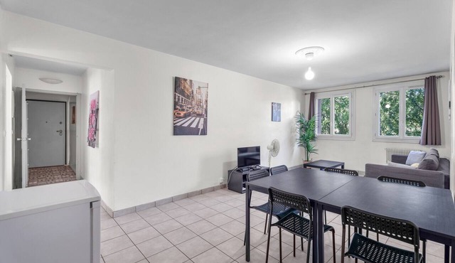 Spacious Apartment for 8 Guests with Wi-Fi in La Rouvière, Marseille