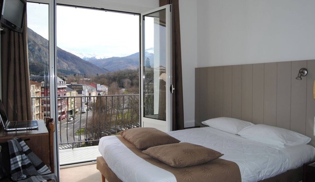 Spacious Unit Stay, Secure Parking, Scenic Views!