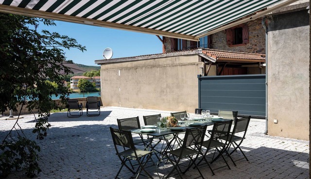 Spacious vacation rental for 8 people with a spa, a courtyard, and breathtaking views of the Rhône River and the mountains. in Saint Vallier