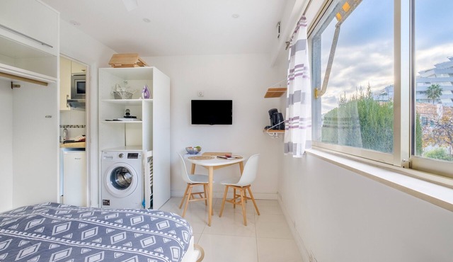 Studio Apartment 'Ensoleillé - Marina Baie' with Wi-Fi and Air Conditioning