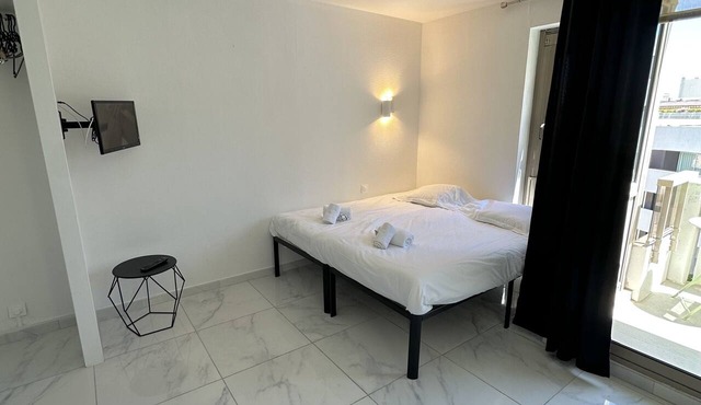 Studio-City-604-Wet room-Garden view