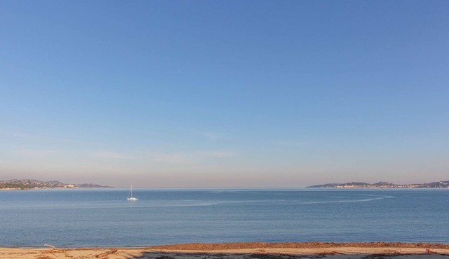 Studio flat with mezzanine on the beach in PORT GRIMAUD