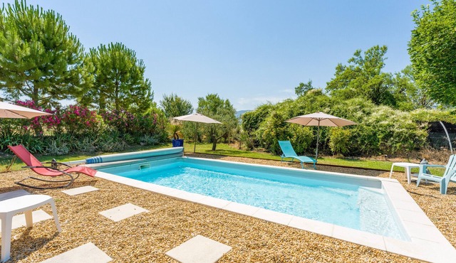 Studio "Gîte le Petit Luberon - Coquelicot" with Mountain View, Wi-Fi, and Air Conditioning