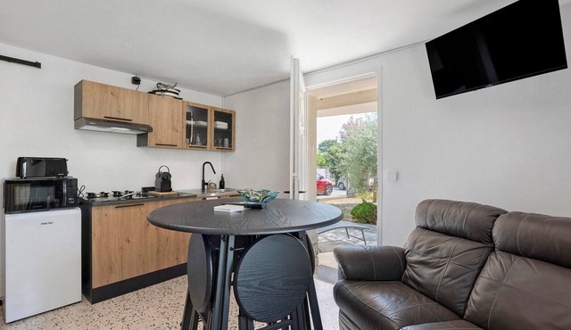 Studio "Les Iris" with Shared Terrace, Communal Garden, and Wi-Fi in Pont-Saint-Esprit