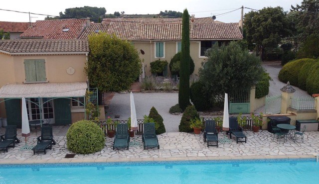 Studio with a pool, ideal for cyclists and athletes. Pets allowed in Rasteau
