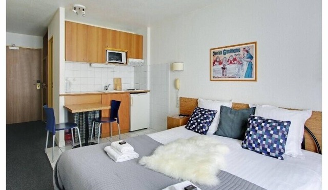 Studio with double bed for 2 pers in Eastern district; Les Lilas