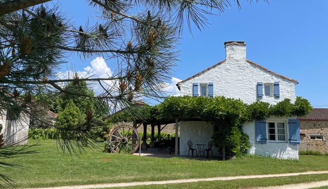 Stunning Gite, private garden, large heated pool, tranquil and historic setting