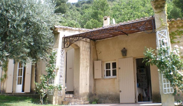 Sunny holiday home in Provence with pool