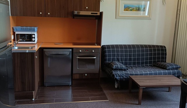 T3 apartment in castle with pool and WIFI, pets allowed, 6 people
