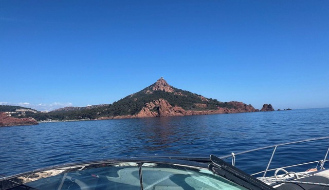 This 10-metre yacht is fantastic in the old port of Cannes!