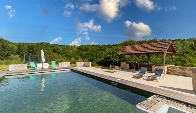 Tiny House in Saint-Cernin-de-l'Herm – Shared Pool & Relaxing Stay for 4 Guests