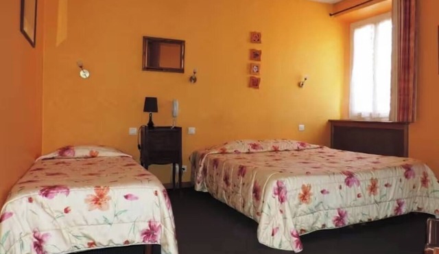 Town Center Triple Room | Walk to Local Bistros | 1.8mi to Lake Swimming Basin
