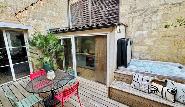 Town house with jacuzzi and parking