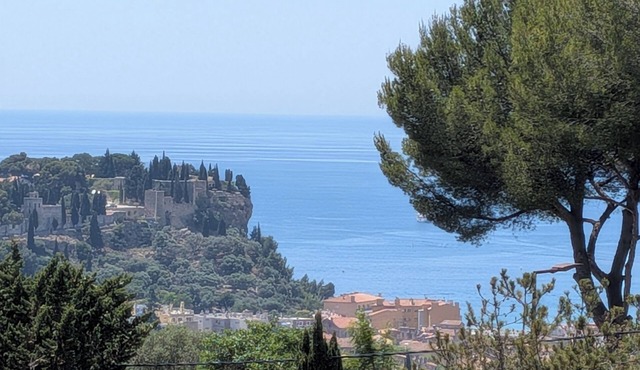Upper Cassis with ocean views, 92m² air-conditioned apartment, swimming pool in the complex