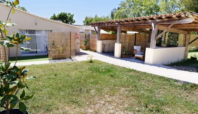 Vacation rental for 8 to 13 people with a heated indoor pool