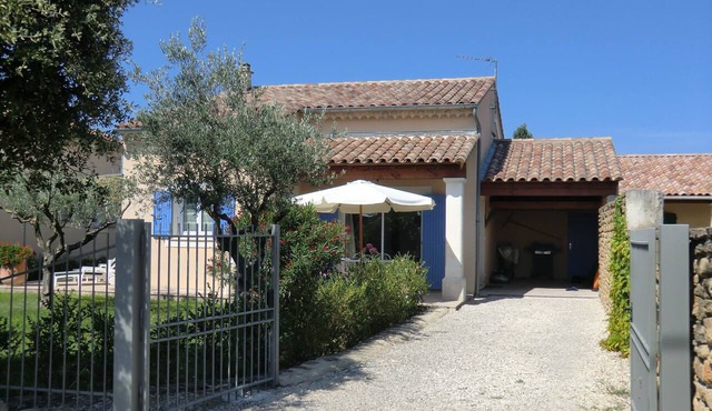 Vacation rental in Provence, with a pool and an enclosed garden, 4 km from Grignan