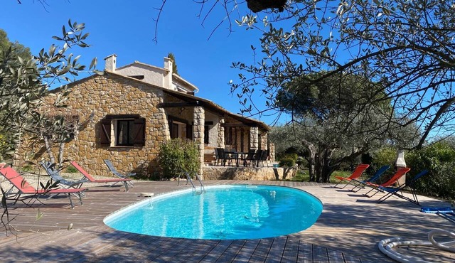 Var Côte d'Azur - In a quiet location, modern villa with a pool for 8 people and air conditioning