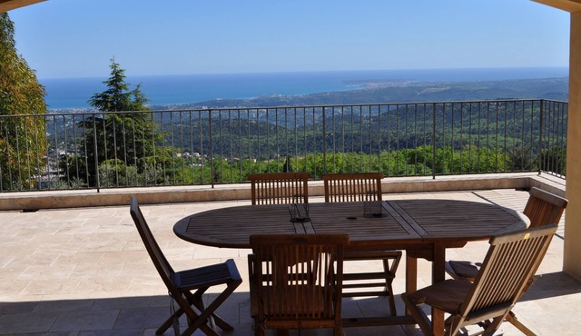 Vence , near Nice 1/2 villa 5 * A.C ,large terrace, sea view, heated pool