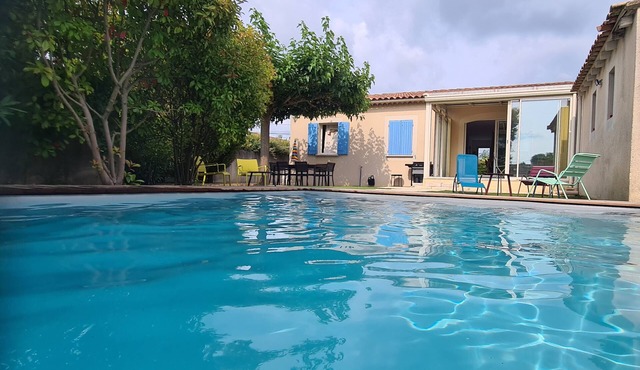VILLA 140m² with swimming pool in PERNES LES FONTAINES near LUBERON and VENTOUX
