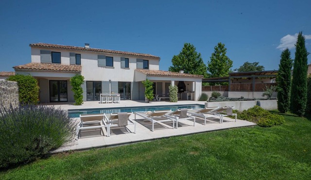 Villa Beaumont – Luxury holiday villa in Malaucène with heatable pool and Mont Ventoux views