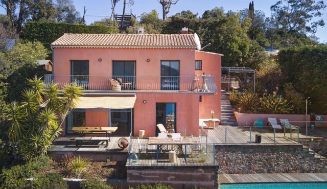 VILLA - exceptional view of the sea and the Esterel massif. Near Cannes