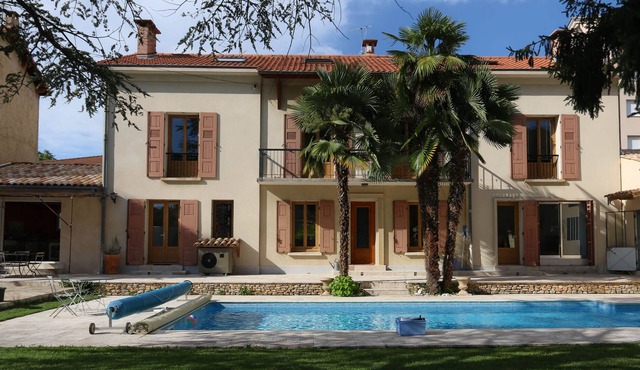 Villa Louise and its spacious, warm and quiet swimming pool 3 'from the city center