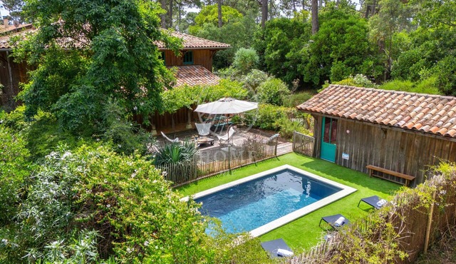 Villa on the edge of a nature reserve with heated pool