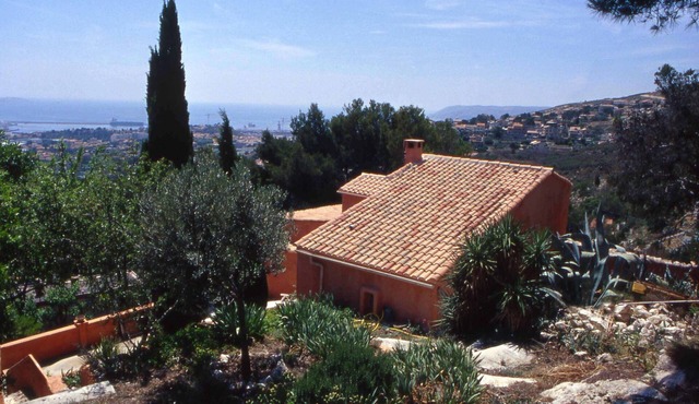 Villa overlooking the harbor facing the Islands in Marseille
