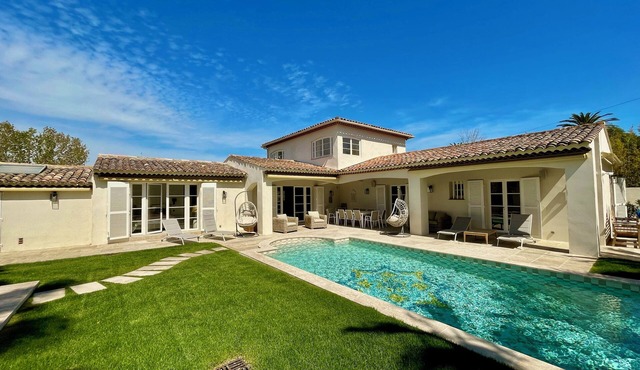 Villa two minutes from Place des Lices, with swimming pool and not overlooked!