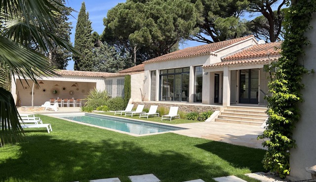 VILLA WITH 5 BEDROOMS, 200M FROM THE BEACH BOUILLABAISSE 1KM FROM PORT ST-TROPEZ