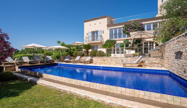 Villa with Pool, Vineyard and Sea Views in La Croix-Valmer