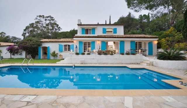 Villa with swimming pool walking distance from the beach