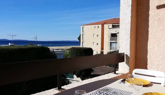 Waterfront apartment (beach 100m away) with sea view