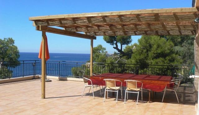 Waterfront level 7 people, direct access to the sea in 1 min
