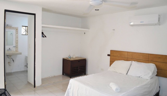 Well located studio near Paseo Montejo. Ideal for rest or home office in merida
