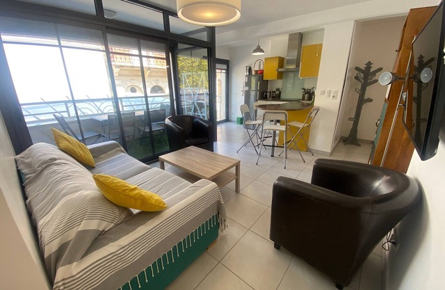 Charming 2BR in Central Arcachon with Parking, WiFi & Balcony