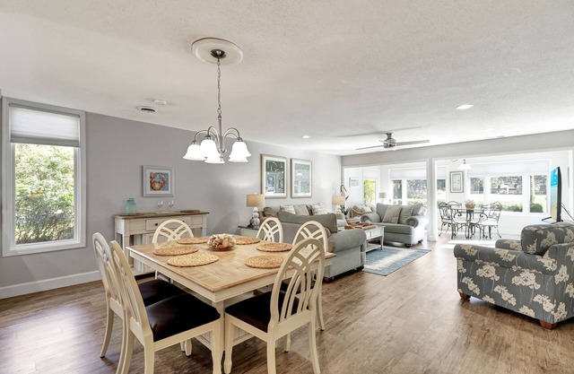 SeaPines, Stunning Remodel, Golf view, Walk to the Beach Club, 2 Free Bikes in Hilton Head Island