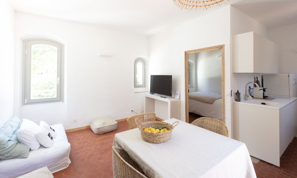 Golfe Juan Hotel | La Bâtisse en Blanc