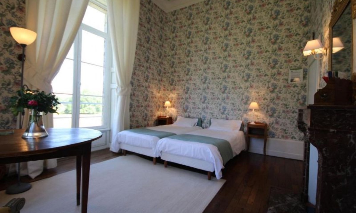 Saint-Jean-aux-Amognes Bed & Breakfast | Château de Sury