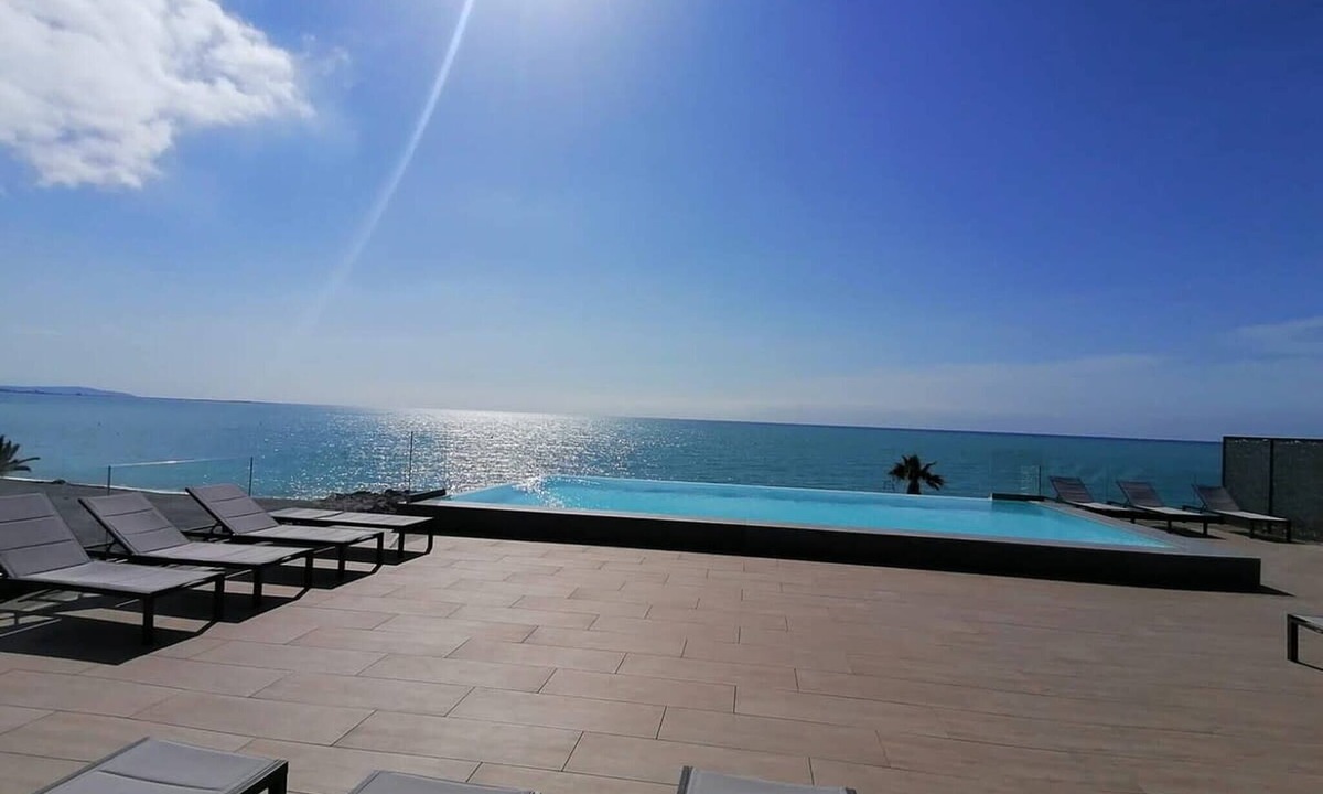 Villeneuve Loubet Beach Apartment | Studio feet in the water