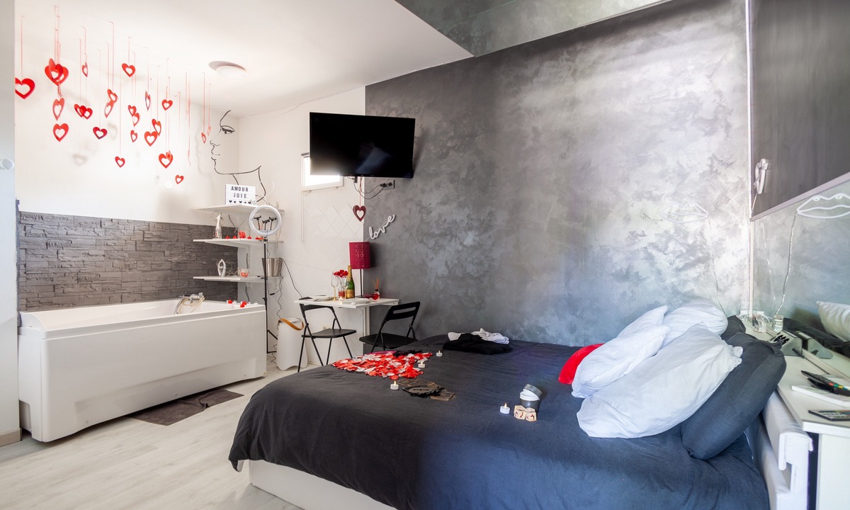 Le Mourillon Apartment | Studio Apartment "Love Room Avec Balnéo" with Whirlpool, Private Terrace & Wi-Fi