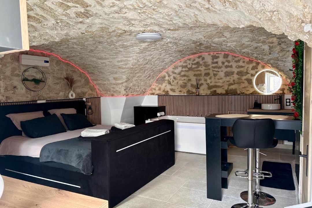 Saint-Chamas Apartment | Secret loveroom-suite romantique avec spa balneo