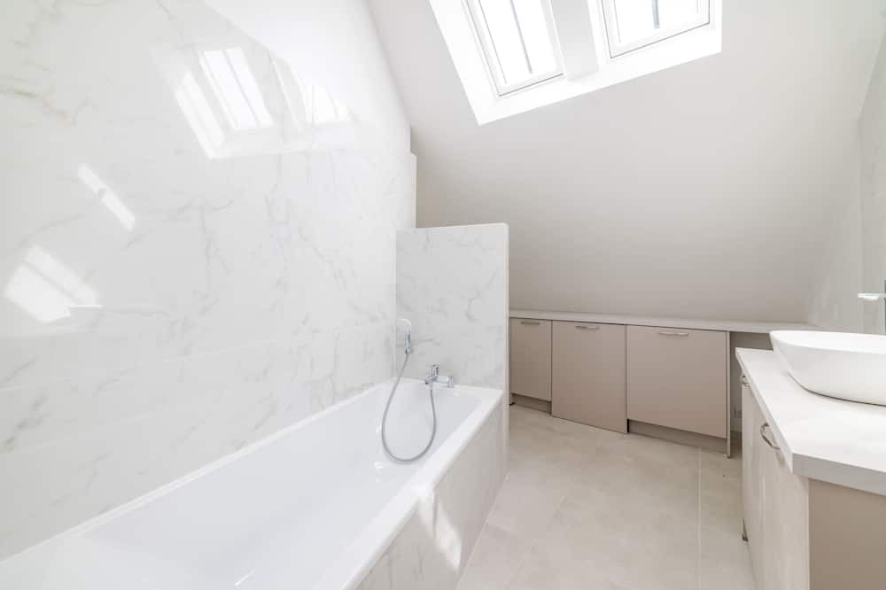 Photo of Bathroom in Avallon
