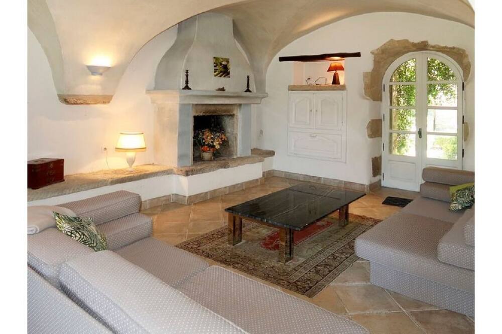 Photo of Livingroom in Maubec