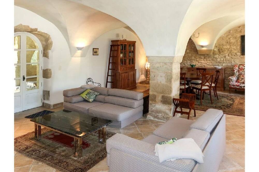 Photo of Livingroom in Maubec